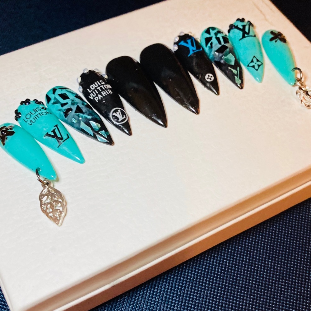 Press on nails